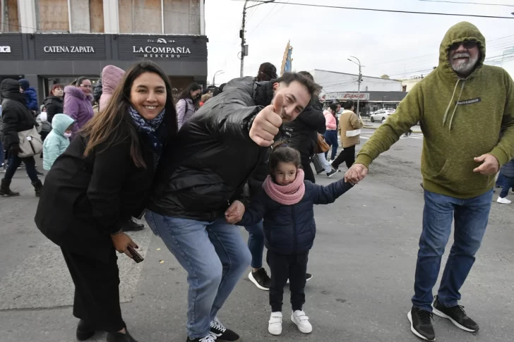  Con alegría y en familia, los alumnos de la Casa Salesiana participaron de las procesiones. Foto: José Silva/La Opinión Austral