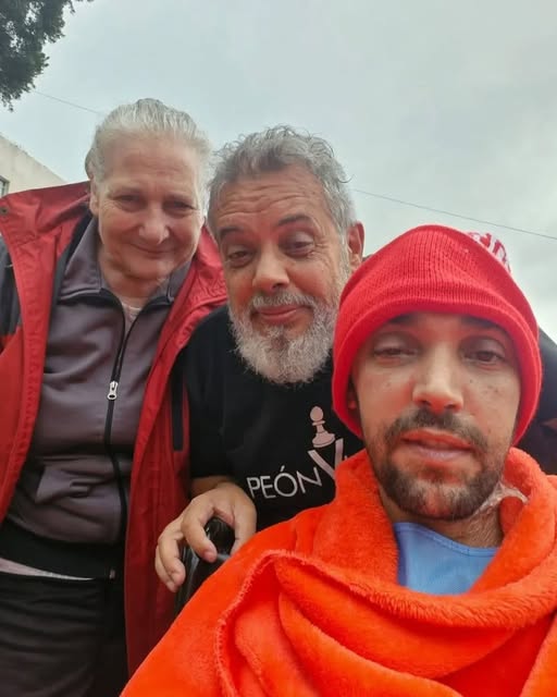 Tras dos meses internado, Pablo Grillo salió a dar una vuelta y se mostró con un gorrito de Independiente