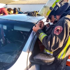 Niño quedó encerrado en un auto y fue rescatado por Bomberos