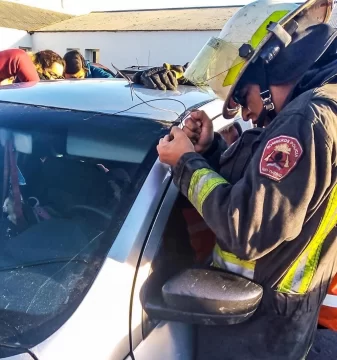 Niño quedó encerrado en un auto y fue rescatado por Bomberos