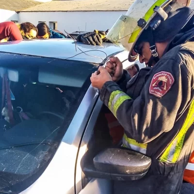 Niño quedó encerrado en un auto y fue rescatado por Bomberos Niño quedó encerrado en un auto y fue rescatado por Bomberos