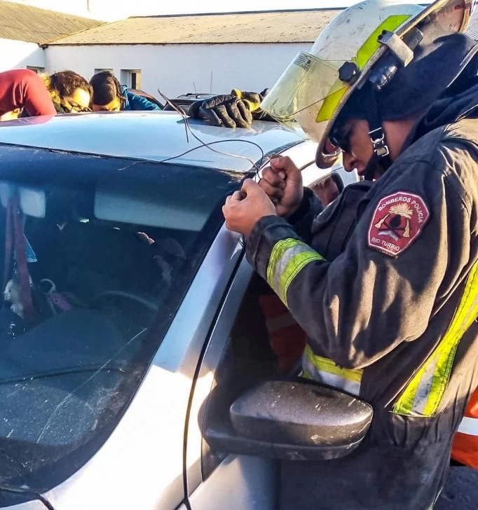 Niño quedó encerrado en un auto y fue rescatado por Bomberos