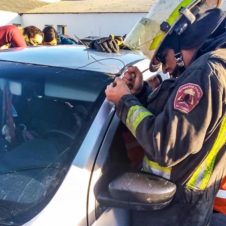 Niño quedó encerrado en un auto y fue rescatado por Bomberos