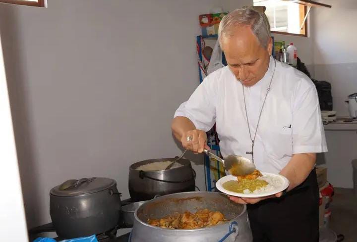  Robert Prevost sirviendo platos a los fieles de Chiclayo. Foto: Perú 21