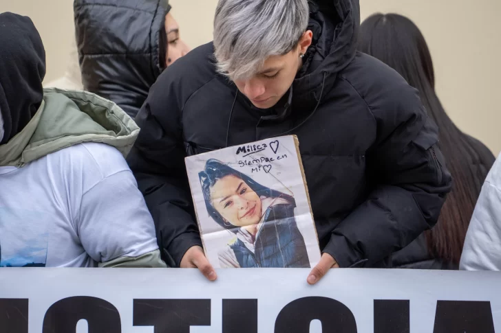  Daro Cabrera, otro sobreviviente, sosteniendo un cartel de Brianna, este miércoles. (FOTO: LEANDRO FRANCO/ LA OPINIÓN AUSTRAL)