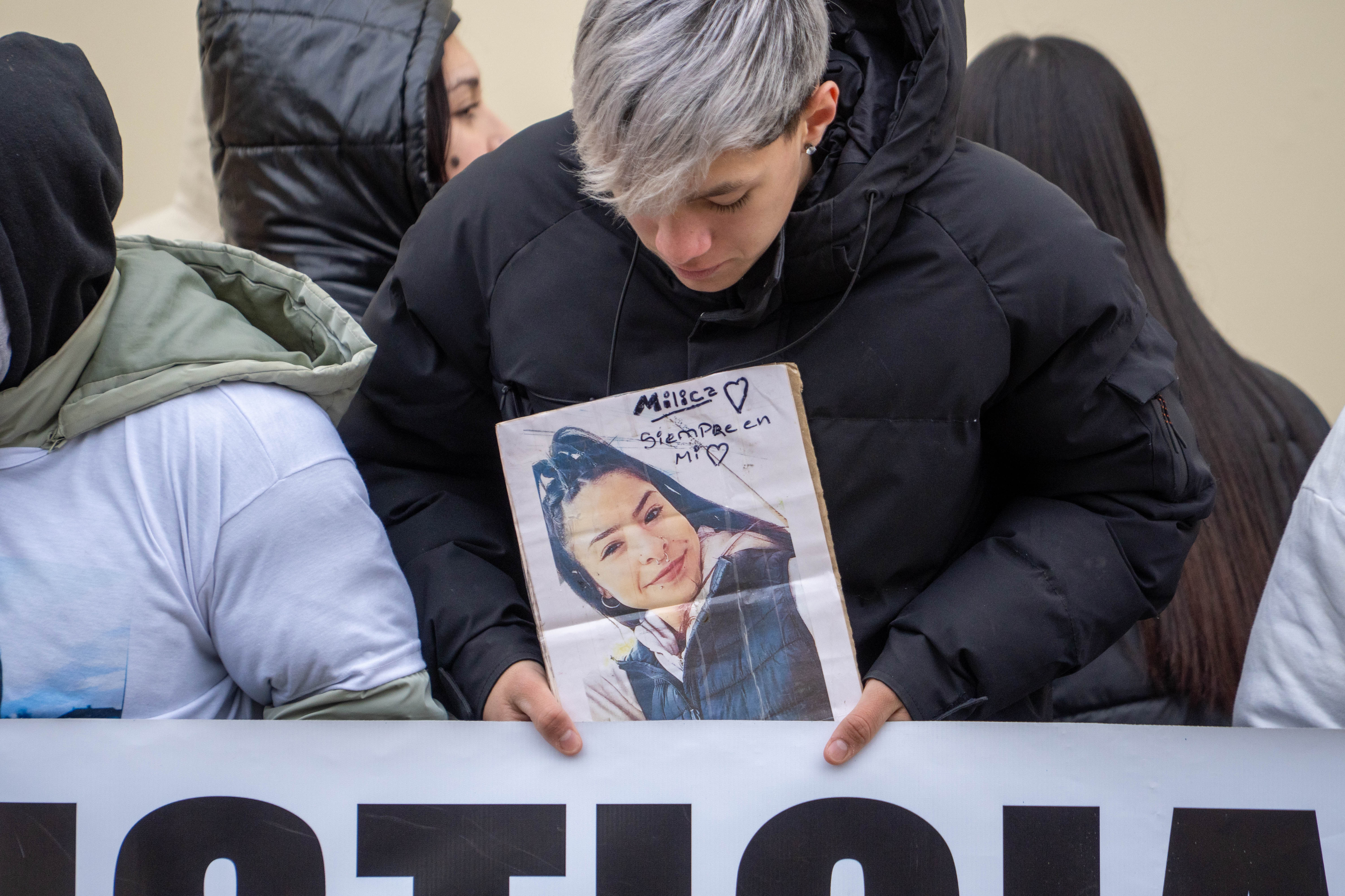  Daro Cabrera, otro sobreviviente, sosteniendo un cartel de Brianna, este miércoles. (FOTO: LEANDRO FRANCO/ LA OPINIÓN AUSTRAL)