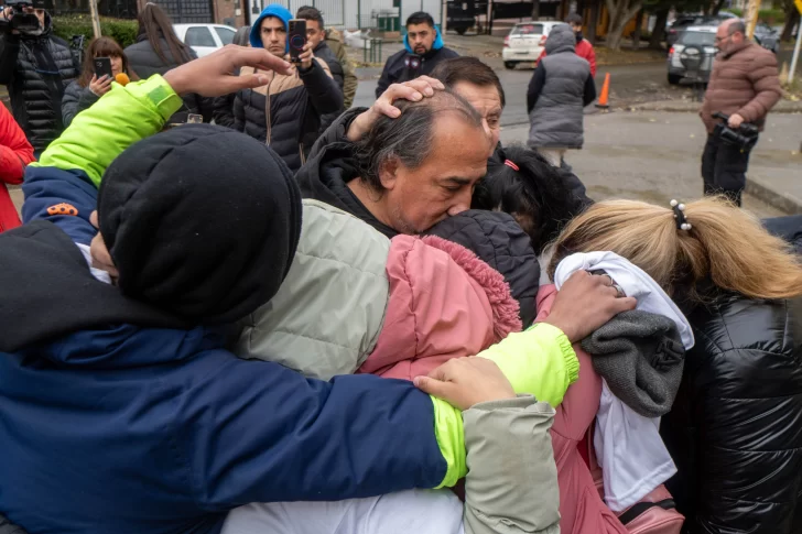  La familia fundida en un abrazo. (FOTO: LEANDRO FRANCO/ LA OPINIÓN AUSTRAL)