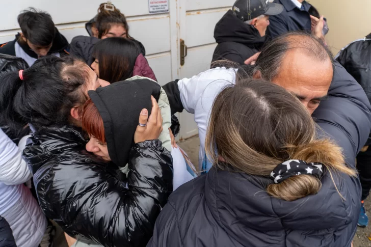 Los familiares de Brianna se fundieron en un abrazo tras conocer el fallo. (FOTO: LEANDRO FRANCO/ LA OPINIÓN AUSTRAL) Los familiares de Brianna se fundieron en un abrazo tras conocer el fallo. (FOTO: LEANDRO FRANCO/ LA OPINIÓN AUSTRAL)