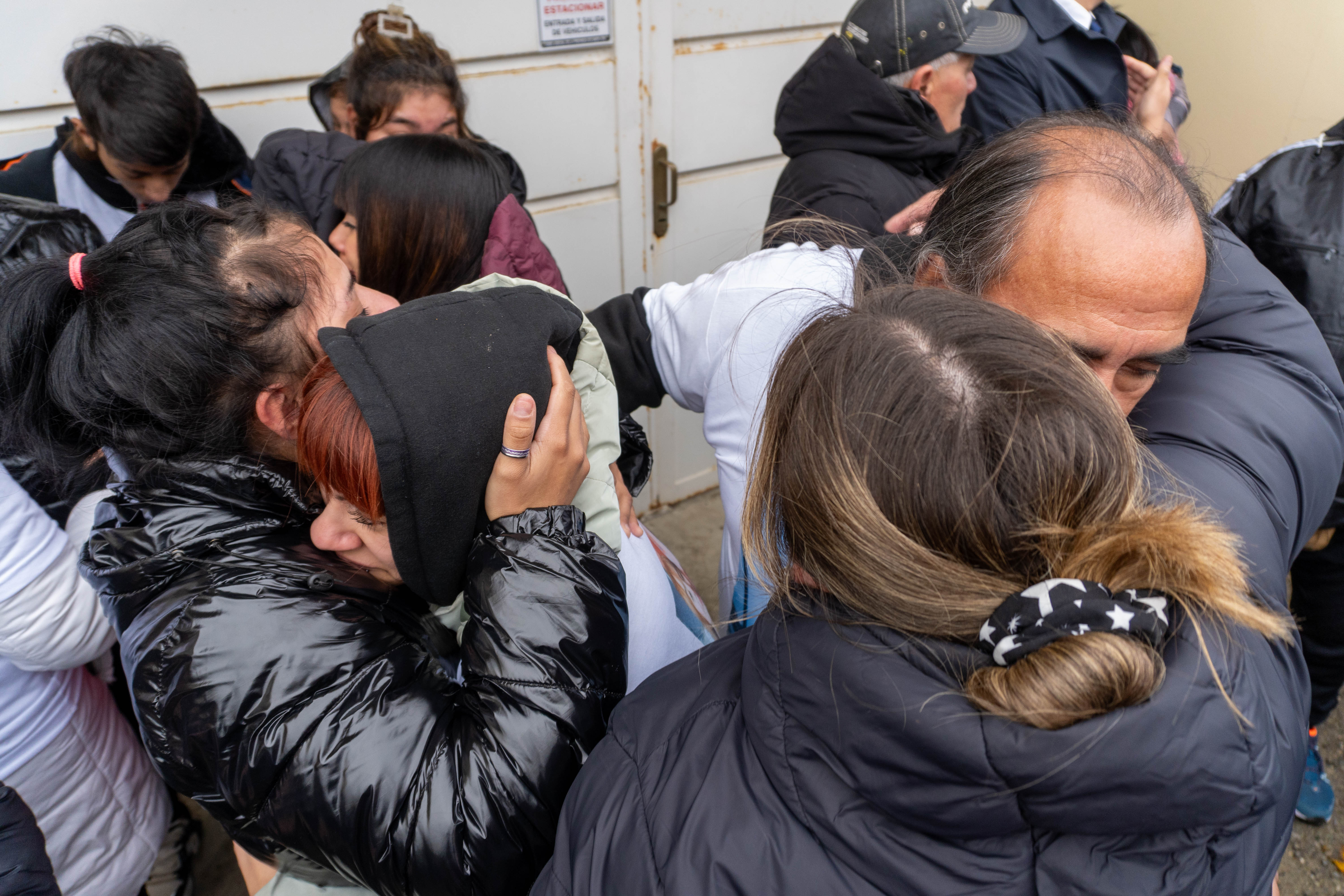 Los familiares de Brianna se fundieron en un abrazo tras conocer el fallo. (FOTO: LEANDRO FRANCO/ LA OPINIÓN AUSTRAL)