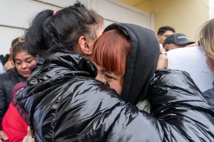 Priscila, sobreviviente, llorando. (FOTO: LEANDRO FRANCO/ LA OPINIÓN AUSTRAL)