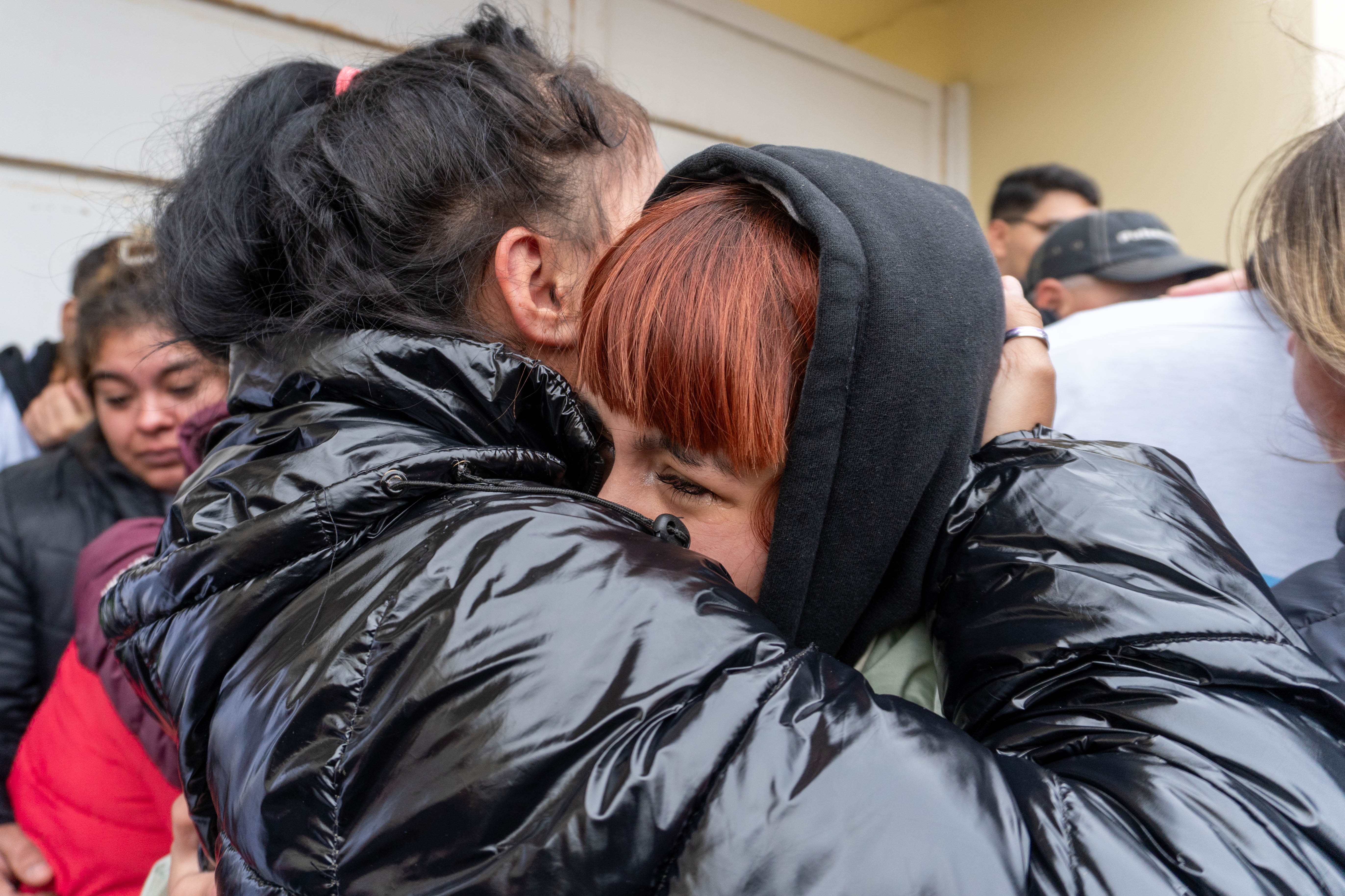  Priscila, sobreviviente, llorando. (FOTO: LEANDRO FRANCO/ LA OPINIÓN AUSTRAL)