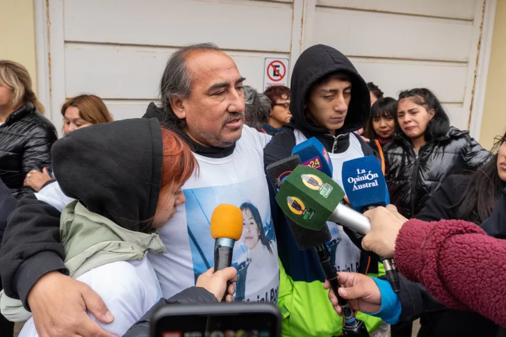  El padre de Brianna abrazado a Prisila y Thiago. (FOTO: LEANDRO FRANCO/ LA OPINIÓN AUSTRAL)