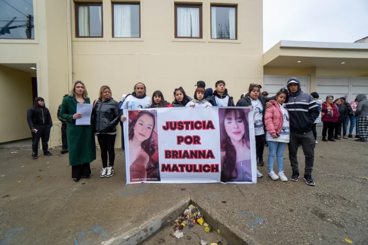  La familia de Brianna posó a la cámara de La Opinión Austral tras conocer el fallo. (FOTO: LEANDRO FRANCO/ LA OPINIÓN AUSTRAL)