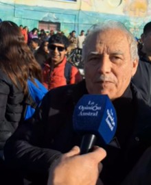  Efraín felicitó a los organizadores del acto.