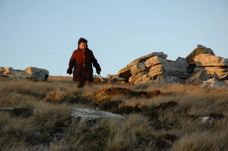  Sonia Cárcamo, la madre de José Honorio Ortega, en Malvinas durante la filmación del documental. Foto: Archivo de Rodrigo Magallanes
