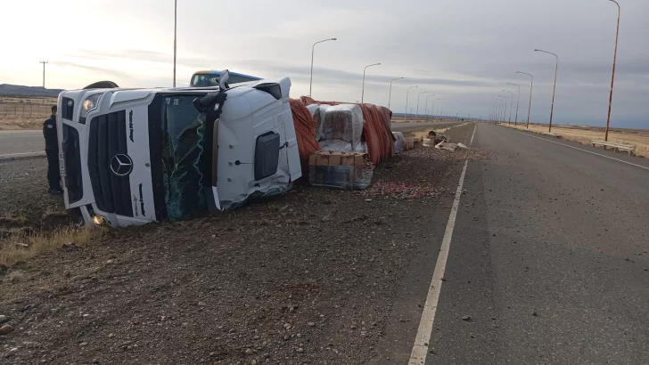 Importante operativo por vuelco de camión a pocos kilómetros de Río Gallegos. Importante operativo por vuelco de camión a pocos kilómetros de Río Gallegos.