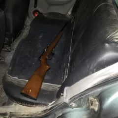 La policía halló un arma de fuego dentro de un rodado: los ocupantes dormían en los asientos