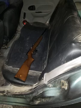 La policía halló un arma de fuego dentro de un rodado: los ocupantes dormían en los asientos