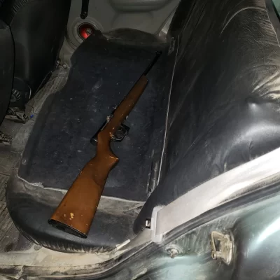 La policía halló un arma de fuego dentro de un rodado: los ocupantes dormían en los asientos