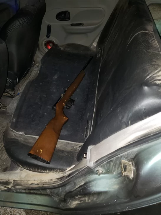 La policía halló un arma de fuego dentro de un rodado: los ocupantes dormían en los asientos