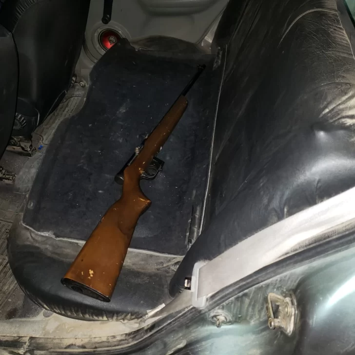 La policía halló un arma de fuego dentro de un rodado: los ocupantes dormían en los asientos