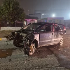 Alcoholizado circulaba a alta velocidad por las calles de Río Gallegos, chocó un poste y se salvó de milagro