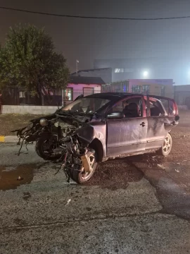 Alcoholizado circulaba a alta velocidad por las calles de Río Gallegos, chocó un poste y se salvó de milagro