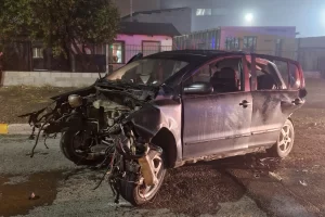 Alcoholizado circulaba a alta velocidad por las calles de Río Gallegos, chocó un poste y se salvó de milagro Alcoholizado circulaba a alta velocidad por las calles de Río Gallegos, chocó un poste y se salvó de milagro