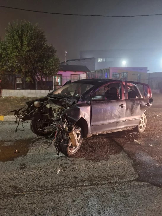 Alcoholizado circulaba a alta velocidad por las calles de Río Gallegos, chocó un poste y se salvó de milagro