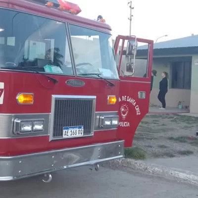 Un cortocircuito de una heladera provocó un principio de incendio en una vivienda