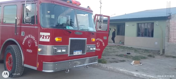 Un cortocircuito de una heladera provocó un principio de incendio en una vivienda