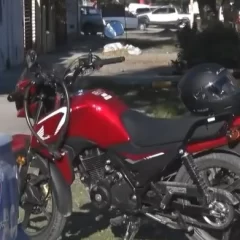 Una joven motociclista sufrió lesiones tras un accidente con un camión: “No vi que iba a doblar”