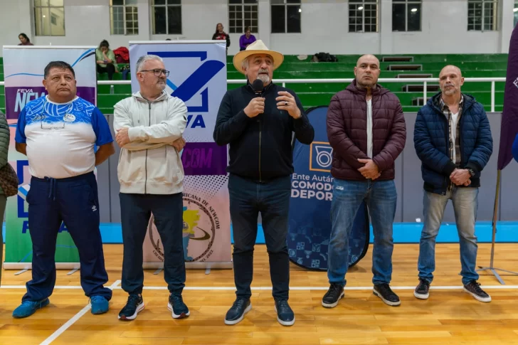 Comodoro, capital del deporte adulto: comenzó el Torneo Nacional de Newcom Mixto con 25 equipos de todo el país Comodoro, capital del deporte adulto: comenzó el Torneo Nacional de Newcom Mixto con 25 equipos de todo el país