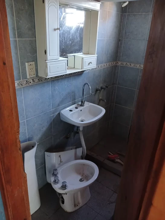 Los elementos del baño de la casa que quiso llevarse. FOTOS: POLICÍA DE SANTA CRUZ Los elementos del baño de la casa que quiso llevarse. FOTOS: POLICÍA DE SANTA CRUZ