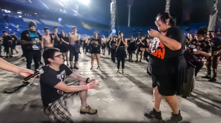 Entre aplausos, nervioso y emocionado, Entre aplausos, nervioso y emocionado,