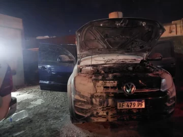 Policía investiga el incendio intencional de una camioneta perteneciente a una familia zíngara de Caleta Olivia