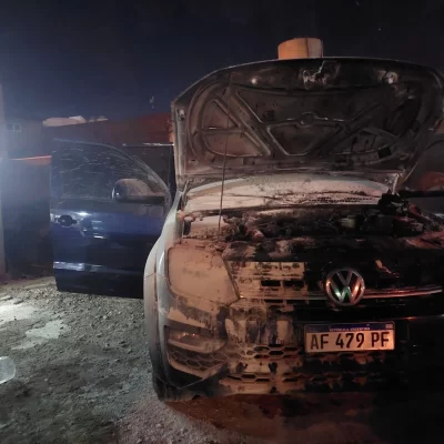 Policía investiga un incendio intencional de una camioneta perteneciente a una familia zíngara de Caleta Olivia