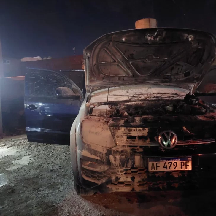 Policía investiga el incendio intencional de una camioneta perteneciente a una familia zíngara de Caleta Olivia