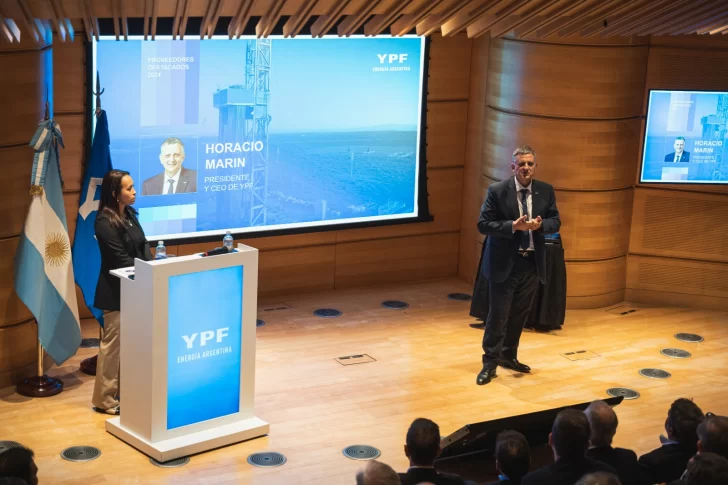 El presidente y CEO de YPF abrió la ceremonia de entrega de premios. El presidente y CEO de YPF abrió la ceremonia de entrega de premios.