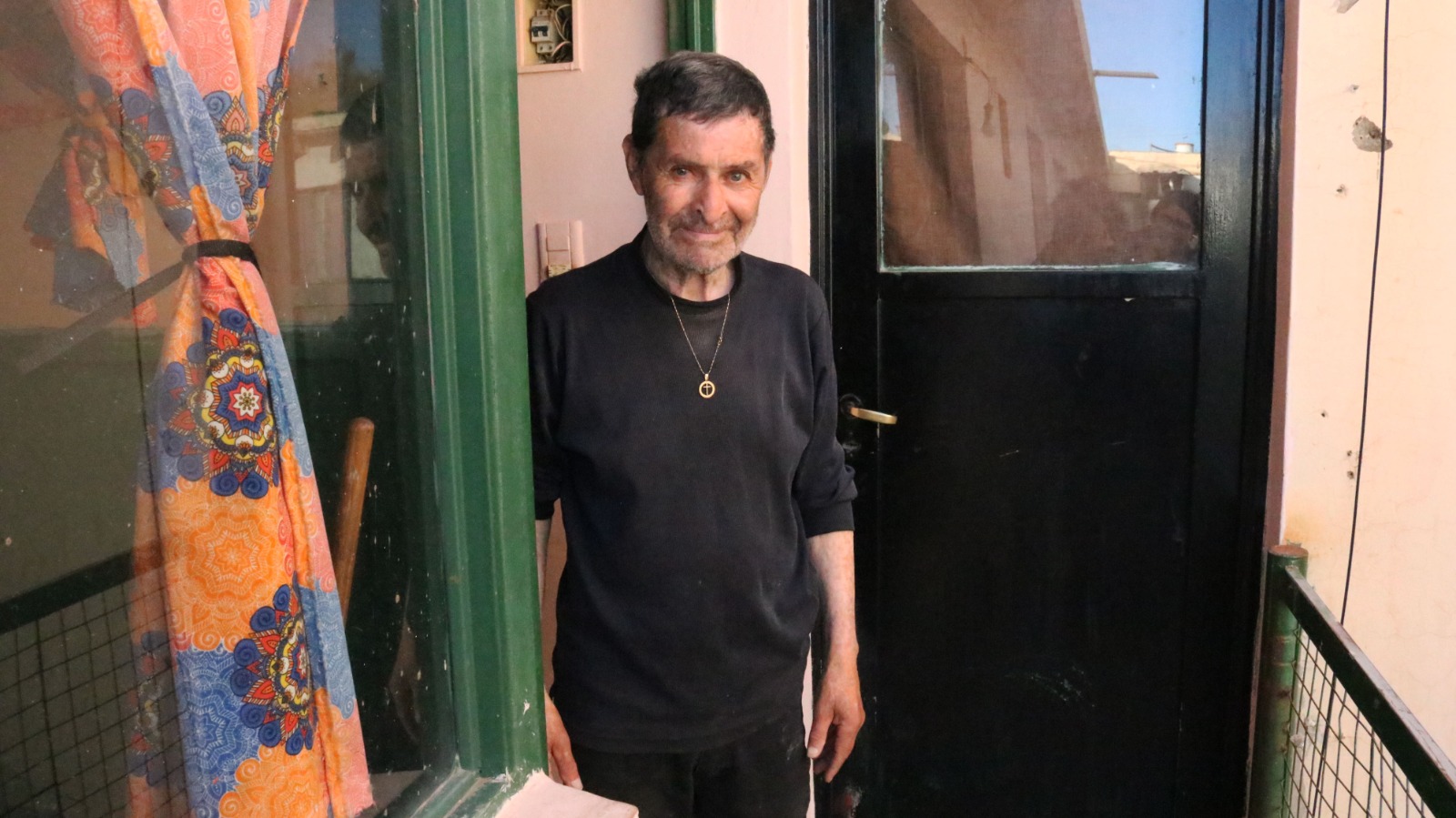  El jubilado recibió a LOA en su casa. FOTO: TAMARA MORENO/LA OPINIÓN AUSTRAL.
