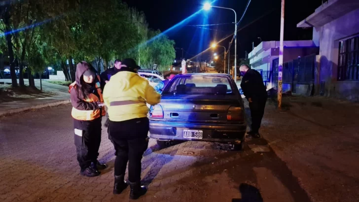 Un hombre que tenía pedido de captura fue detenido en Caleta Olivia: consumía bebidas con sus amigos