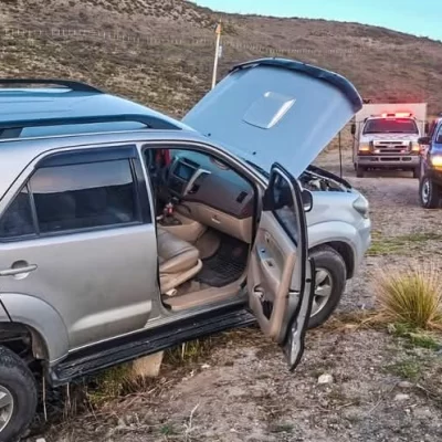 Perdió el control de su vehículo en la Ruta 3 y chocó contra los restos de un camión abandonado
