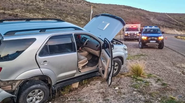 Perdió el control de su vehículo en la Ruta 3 y chocó contra los restos de un camión abandonado