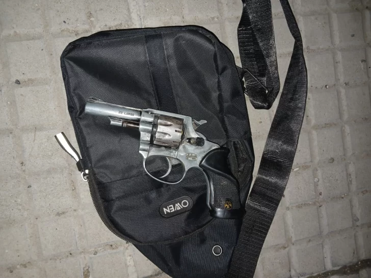 El arma de fuego que tenía el hombre. FOTO: POLICÍA DE SANTA CRUZ. El arma de fuego que tenía el hombre. FOTO: POLICÍA DE SANTA CRUZ.