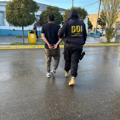 Fueron por un auto que había sido robado y abandonado: encontraron un puesto que vendería drogas