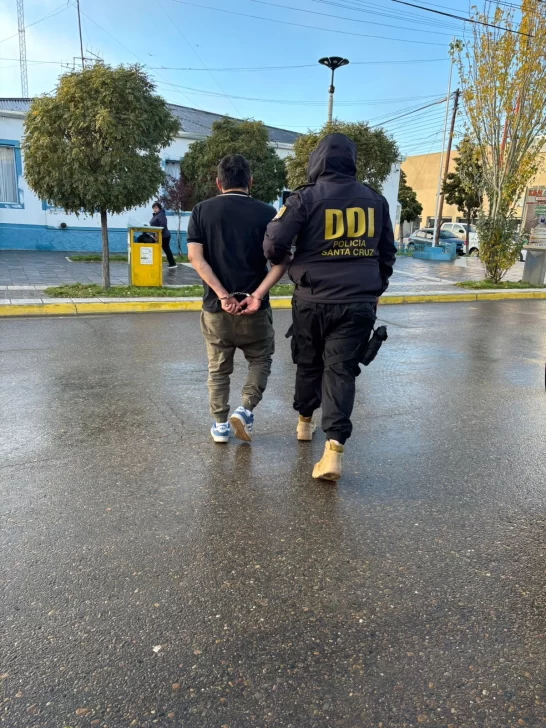Fueron por un auto que había sido robado y abandonado: encontraron un puesto que vendería drogas