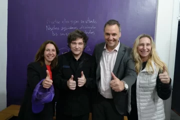 Milei de campaña con Adorni: “No se dejen psicopatear con la mentira de ficha limpia”