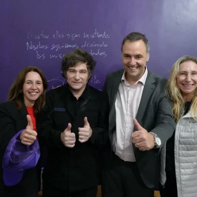 Milei de campaña con Adorni: “No se dejen psicopatear con la mentira de ficha limpia”