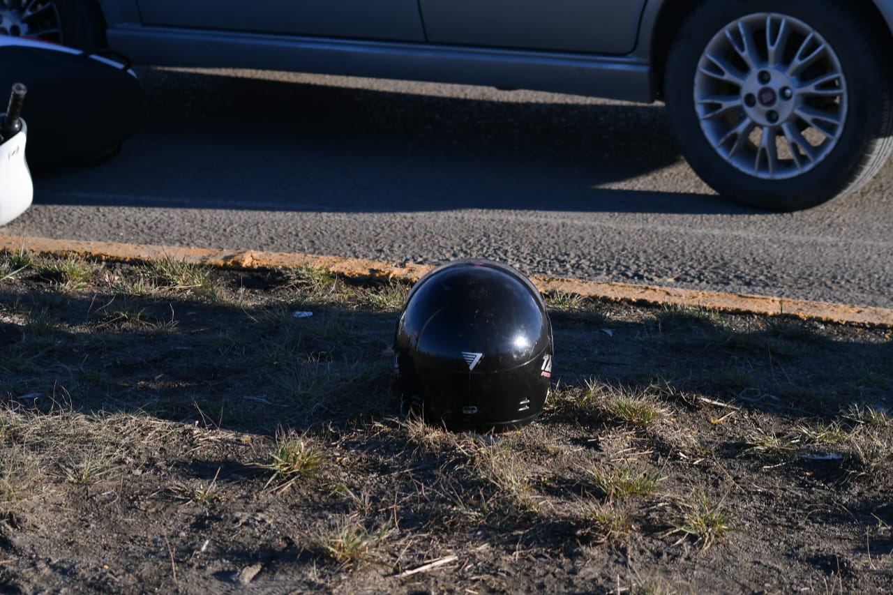  El conductor de la moto usaba el casco. (FOTO: JUAN PALACIOS/LA OPINIÓN AUSTRAL)
