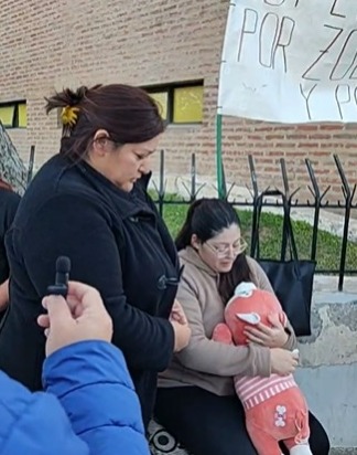 Mónica junto a su hija